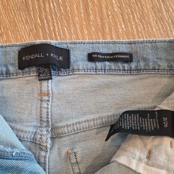 Kendall + Kylie Jean Boyfriend Bermuda Jean Shorts Frayed Hem Distressed Size 26 - Picture 2 of 7